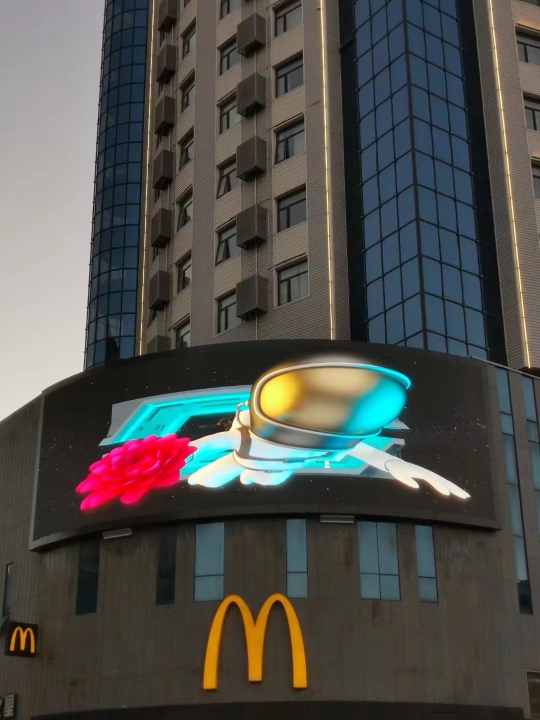 P5 Outdoor Naked-Eye 3D LED Billboard in Baoding City China 2022
